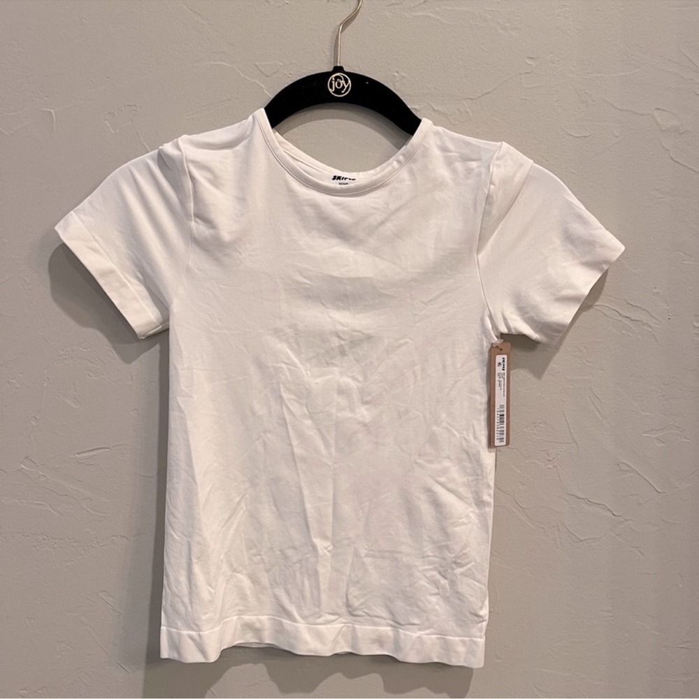 NWT SKIMS (G14) SOFT SMOOTHING SEAMLESS T-SHIRT IN MARBLE NWT SMALL
